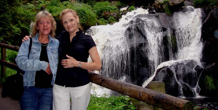 Hanne & Aunti Ri at the Wasserfall in Triberg.